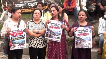 भोटेकोसी बाढी: सुरुङमा ‘बेपत्ता’हरूका आफन्त आए सडकमै