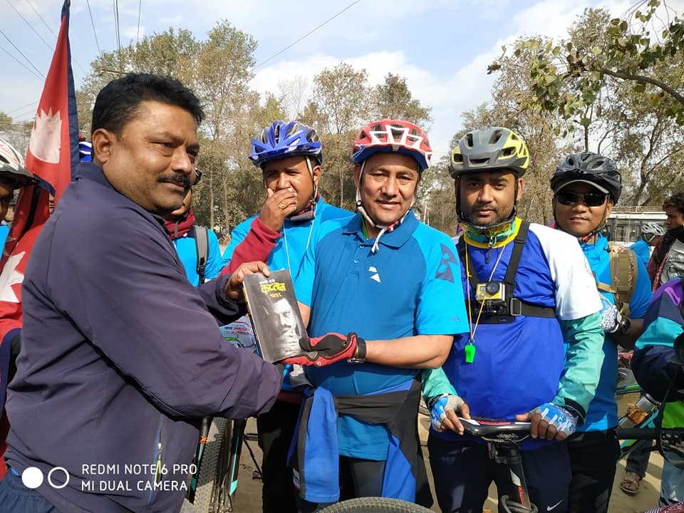 सद्भाव डट कम टूर दी ठाकुरद्वारा–२०७५ का साईकल यात्रीलाई बाँकेको कोहलपुरमा मायाको चिनो प्रदान गर्दै नेपाली क्रिकेटका पूर्व कप्तान एलबी क्षेत्री