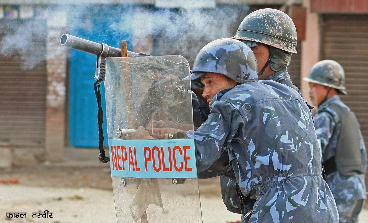 त्रिवेणीमोडमा स्थानीय र प्रहरीबीच झडप