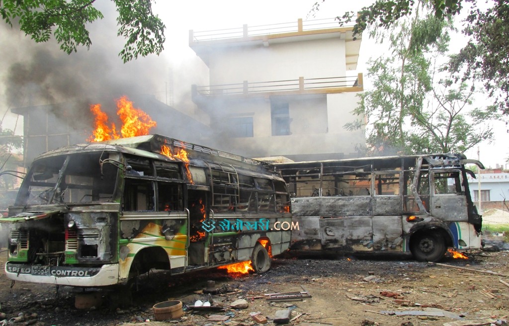 आगलागीबाट दुई बस जले