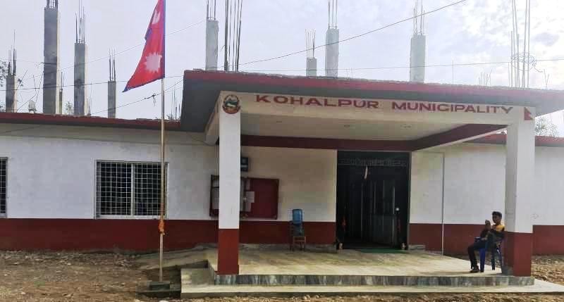 कोरोना संक्रमित भेटिन थालेपछि कोहलपुर नगरपालिका सिल