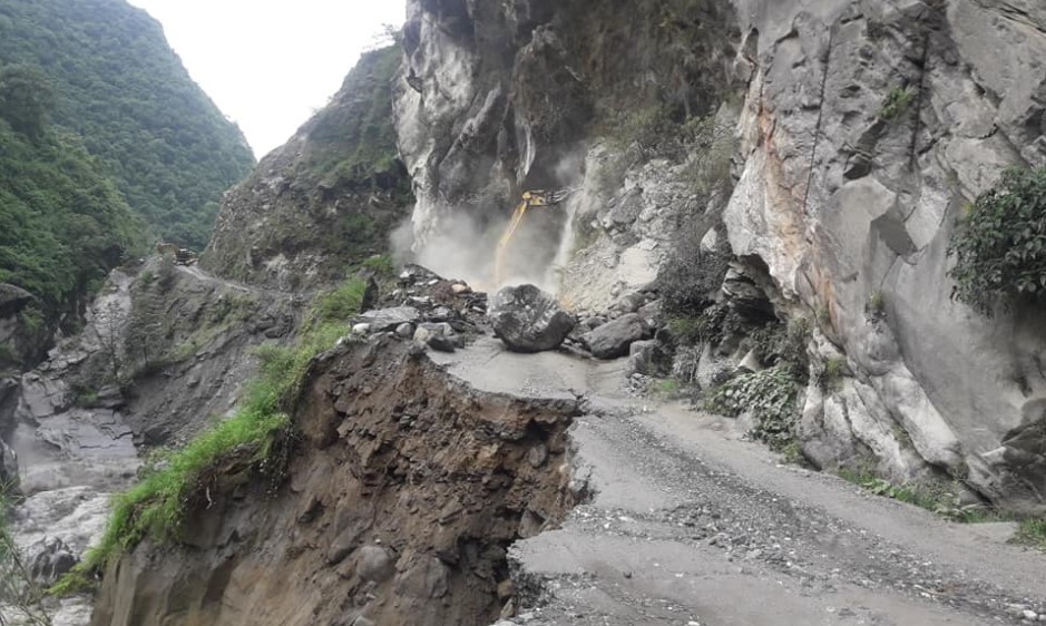 दाउन्नेमा सडक भासिएपछि पूर्वपश्चिम राजमार्ग अवरुद्ध