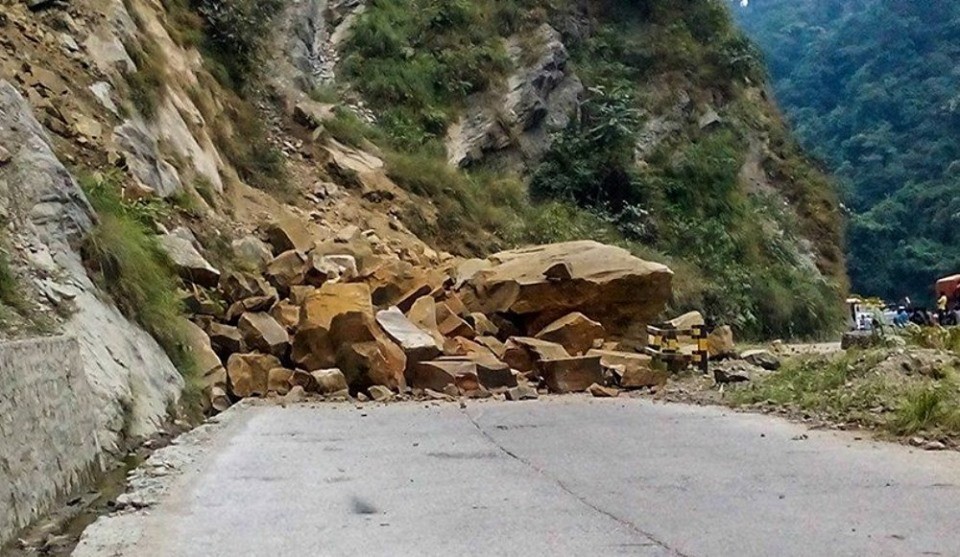कालापहाड नजिक पहिरो खस्दा छिन्चु–जाजरकोट सडकखण्ड अवरुद्ध  