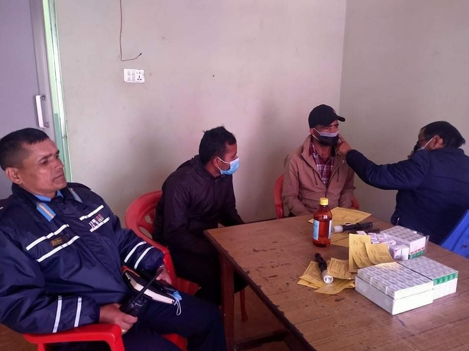 सडकमा गुडेका गाडी रोक्दै आँखा जाँच्दै बाँके ट्राफिक