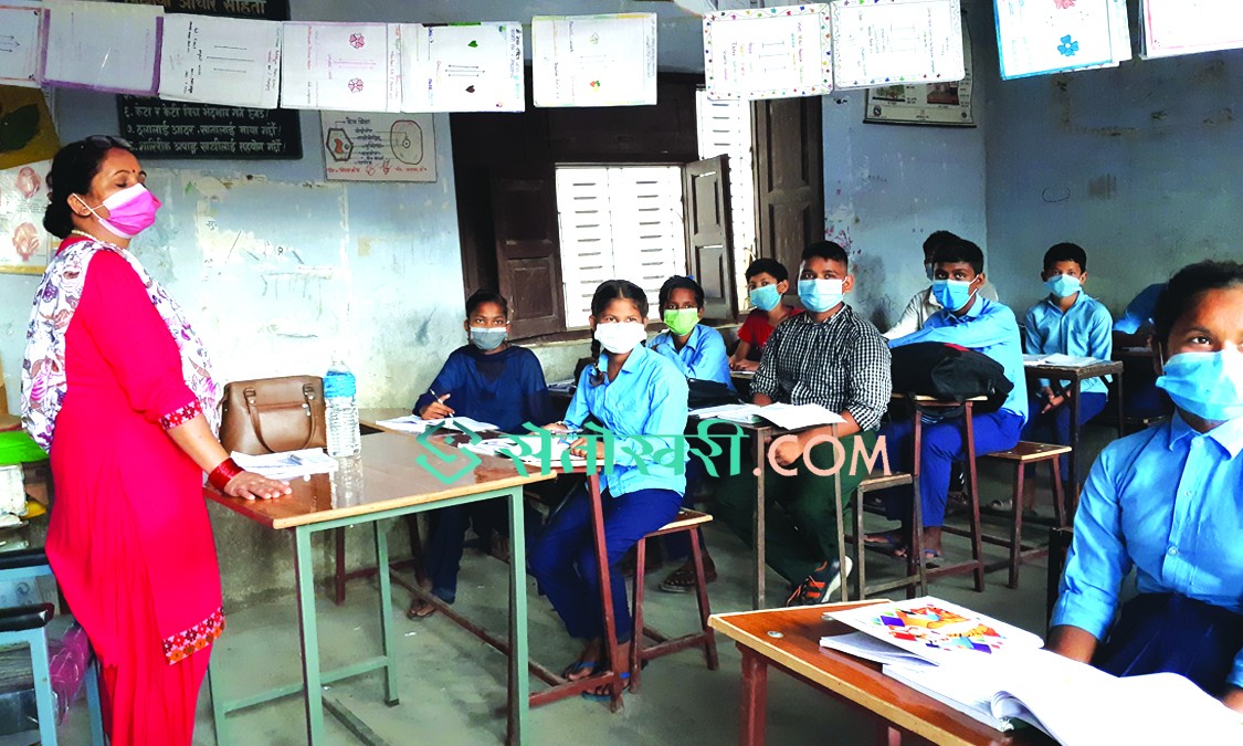 बाक्लो हुस्सु र शीतलहरमा कठ्याङ्ग्रीदै विद्यालय जान्छन् बालबालिका