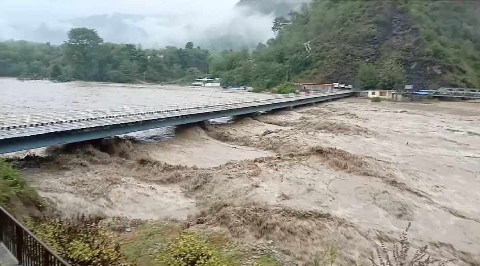 सेतीमा पानीको बहाव पुलमाथि पुग्न थाल्यो