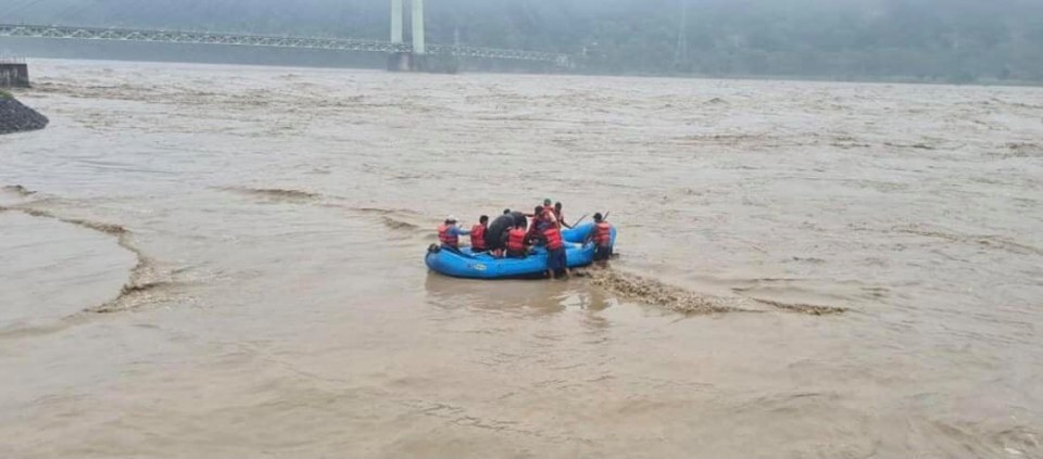 कर्णाली नदीमा माछा मार्न गएका तीन जनाको सकुशल उद्दार