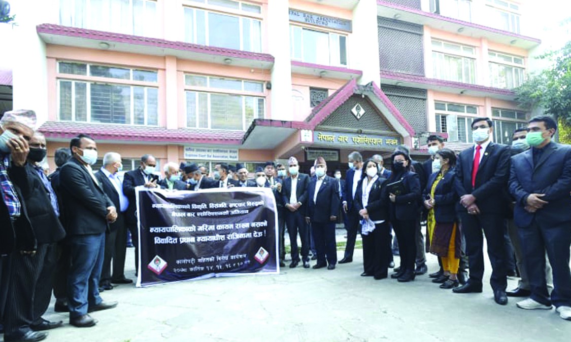 कालोपट्टी बाँधेर प्रधानन्यायाधीशको राजीनामा माग्दै बार