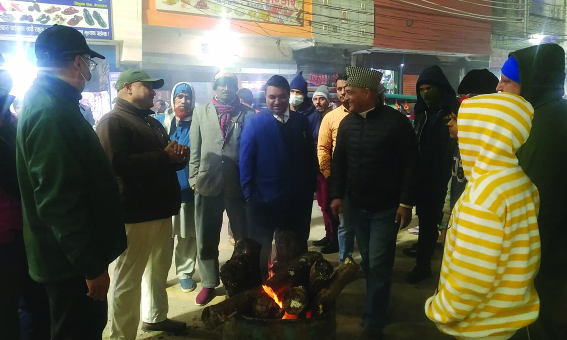 चिसोबाट बचाउन चोक–चोकमा निःशुल्क दाउरा वितरण