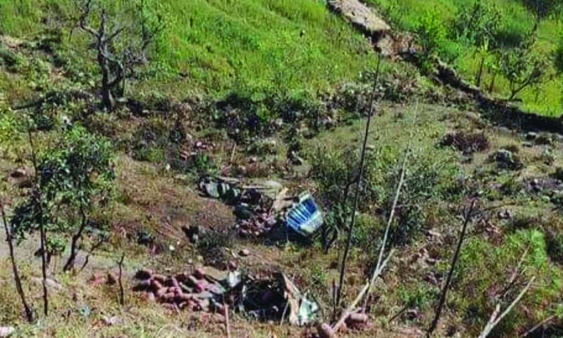 नेपालगन्जबाट मनकामना ग्यास बोकेर गएको ट्रक दैलेखमा दुर्घटना हुँदा ३ जनाको मृत्यु