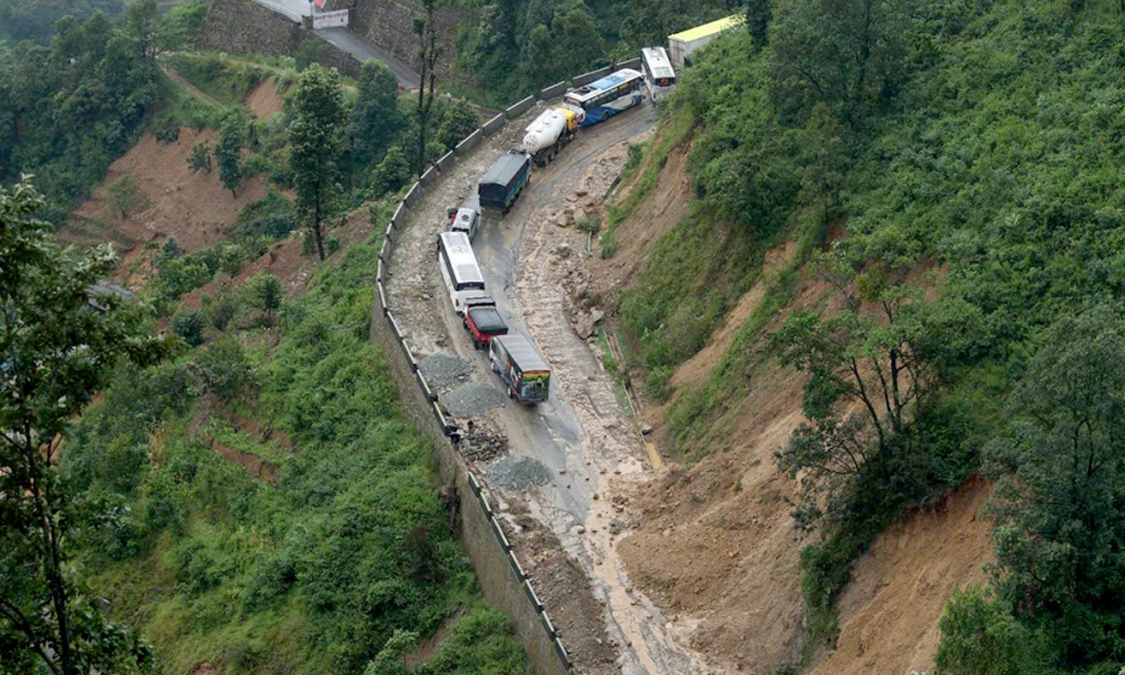 पहिरोले तोड्यो काठमाडौं उपत्यका जोड्ने सबै नाका