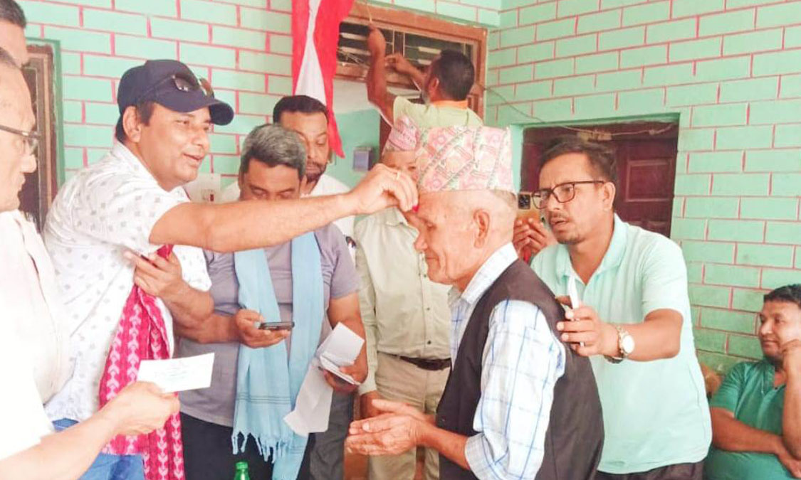 बैजनाथमा ४ दर्जन नेता तथा कार्यकताले एकैपटक एमाले छाडेर काँग्रेसमा प्रवेश गरे